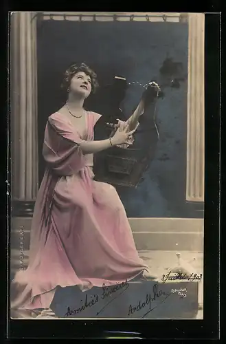 Foto-AK Atelier Reutlinger, Paris: Frau in wallendem Kleid spielt Harfe