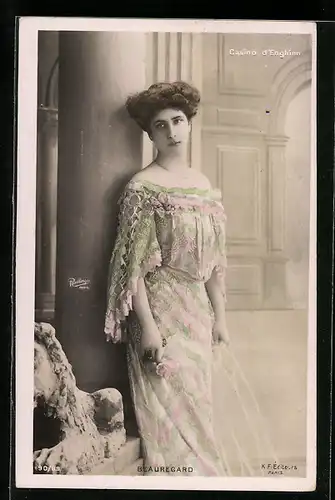 Foto-AK Atelier Reutlinger, Paris: Casino d`Enghien, Schauspielerin Beauregard im geblümten Kleid an Säule gelehnt