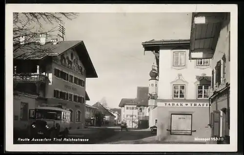 AK Reutte, Reichsstrassse mit Hotel Post und Tabakgeschäft