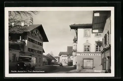 AK Reutte, Reichsstrassse mit Hotel Post und Tabakgeschäft