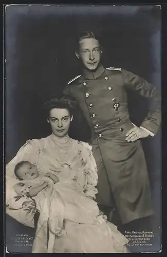 AK Familienfoto des Kronprinzenpaares mit ihrem Kind Kronprinz Wilhelm von Preussen