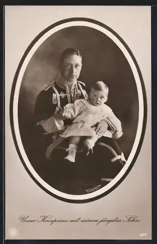 AK Kronprinz Wilhelm von Preussen mit seinem jüngsten Sohn in Uniform