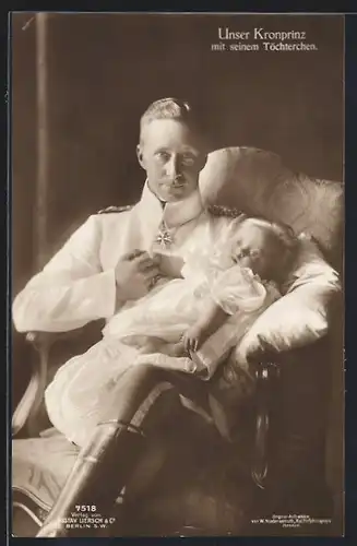 AK Kronprinz Wilhelm von Preussen hält seine Tochter im Arm