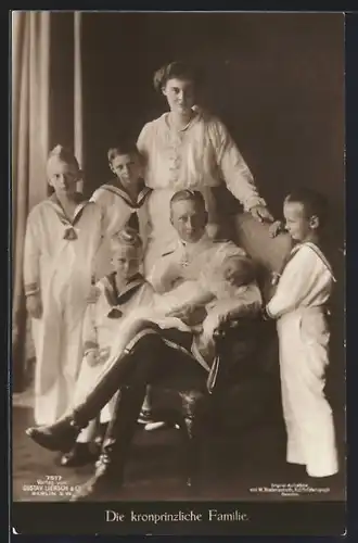 AK Die kronprinzliche Familie, Kronprinzessin Cecilie stehend hinter ihrem Gemahl