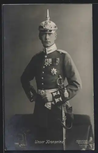 AK Uniformfoto von Kronprinz Wilhelm von Preussen mit Pickelhaube und Degen