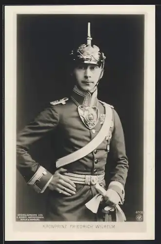 AK Kronprinz Friedrich Wilhelm, Kurassieruniform mit Kehlstück und Pickelhaube