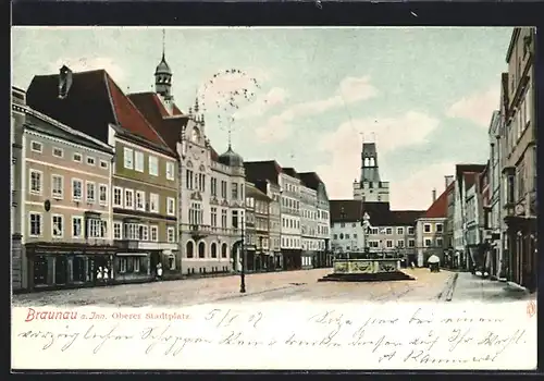 AK Braunau a. Inn, Oberer Stadtplatz mit Brunnen