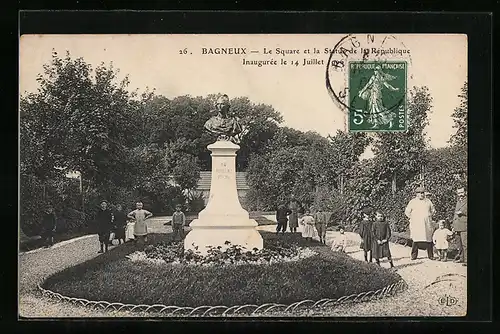 AK Bagneux, Le Square et la Statue la Rèpublique