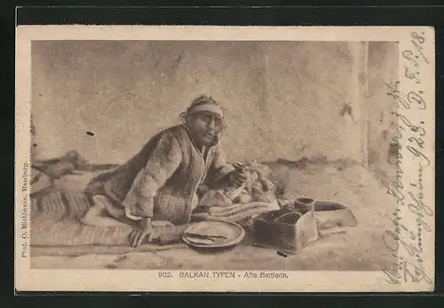 AK Balkan Typen, Alte Bettlerin sitzt auf dem Boden