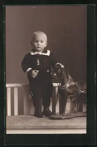 Foto-AK Kleiner Junge im Matrosenanzug mit einem Schaukelpferd