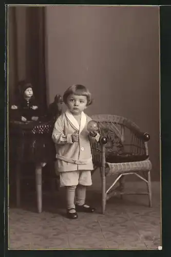 Foto-AK Kleines Kind mit einem Ball in der Hand und Puppe