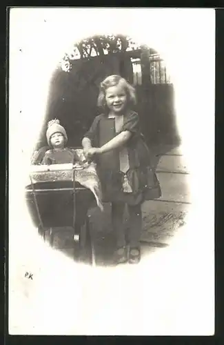 Foto-AK Kleines Mädchen mit einem Puppenwagen im Freien