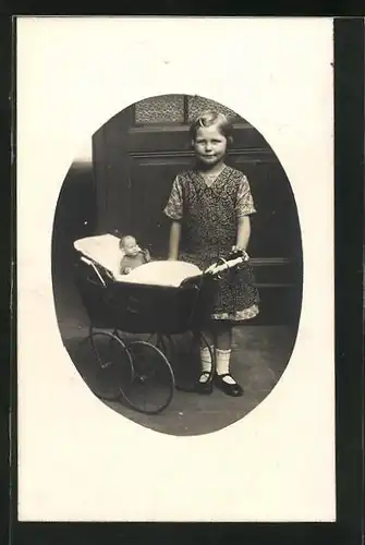 Foto-AK Kleines Mädchen im hübschen Kleid mit Puppenwagen