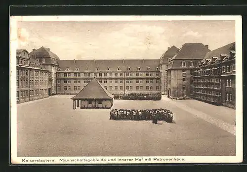 AK Kaiserslautern, Kaserne, Mannschaftsgebäude und innerer Hof mit Patronenhaus