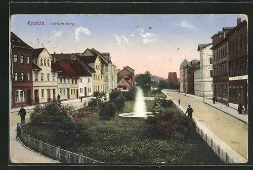 AK Apolda, Strasse am Heidenberg mit Springbrunnen und Passanten