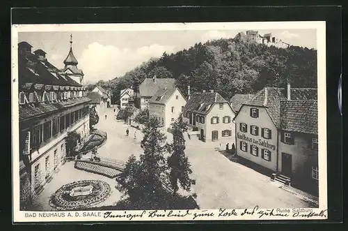 AK Bad Neuhaus a. d. Saale, Ortspartie mit Gasthaus Zur Salzburg und Blick nach der Ruine Salzburg