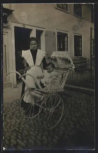 Foto-AK Dame mit Kleinkind im Kinderwagen