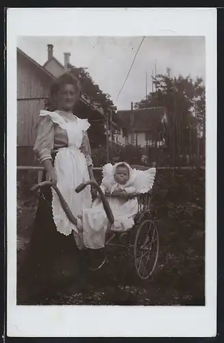 Foto-AK Mutter neben Kinderwagen mit Kleinkind