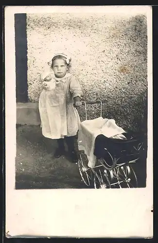 Foto-AK Mädchen mit Puppe und Kinderwagen