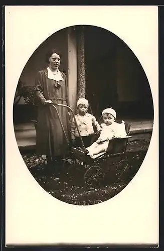 AK Mutter neben Kinderwagen mit Kind