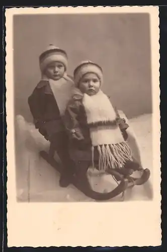 AK Kinder auf einem Schlitten