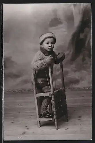 AK Stolzer Junge neben Schlitten