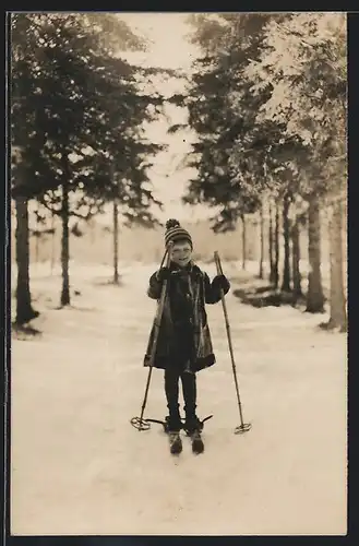 Foto-AK Glücklicher Junge auf Skiern