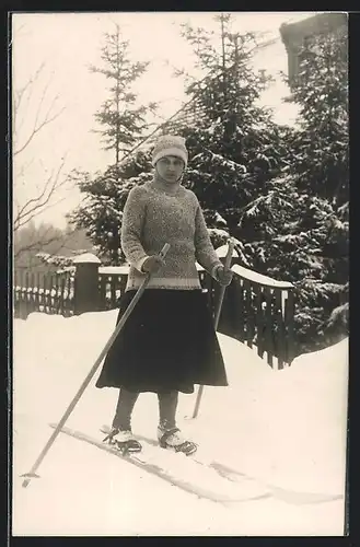 Foto-AK Dame auf Skiern