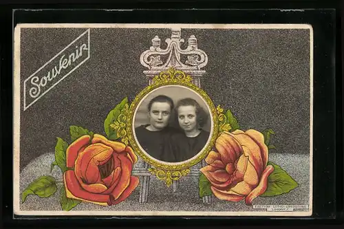 Foto-Collage-AK Geschwister im Portrait, Rosen-Motiv