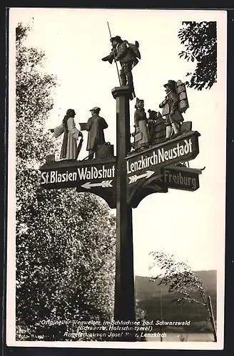AK Schluchsee /Schwarzw., Wegweiser mit geschnitzten Figuren