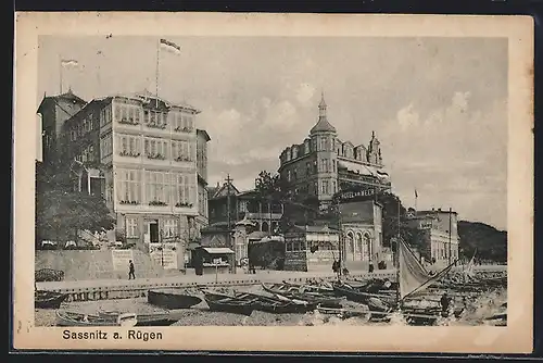 AK Sassnitz a. Rügen, Blick vom Strand zum Strand-Hotel
