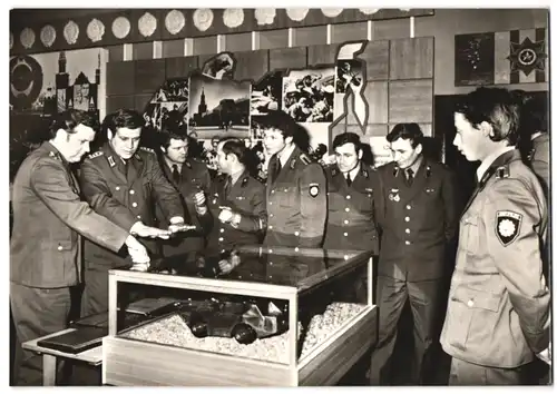 Fotografie unbekannter Fotograf und Ort, DDR Schutzpolizei u. Volkspolizei in einer Ausstellung, russ. Soldat, Panzer