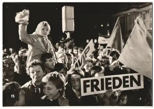 Fotografie unbekannter Fotograf, Ansicht Berlin, DDR Bürger a. einer Friedensdemonstration m. Frieden Banner in Berlin