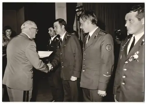 Fotografie Fotograf unbekannt, Sowjetische Rjadowoi / Rotarmisten bei einer Ordensverleihung durch einen General