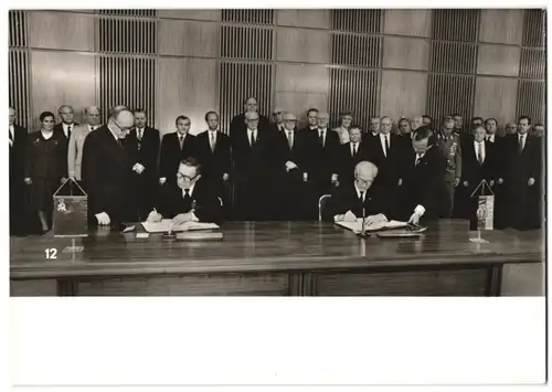 Fotografie Fotograf unbekannt, Erich Honecker und sowjetischer Vertreter unterzeichen ein Abkommen, Erich Mielke hinten