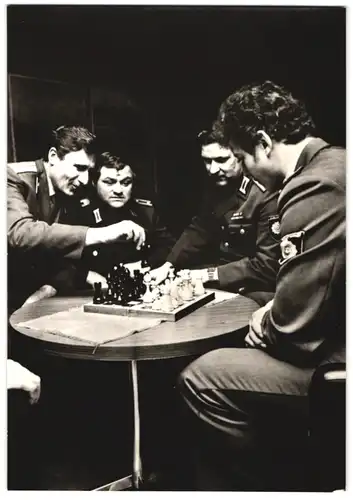 Fotografie unbekannter Fotograf und Ort, DDR Schutzpolizei SchuPo beim Schach spielen, VoPo