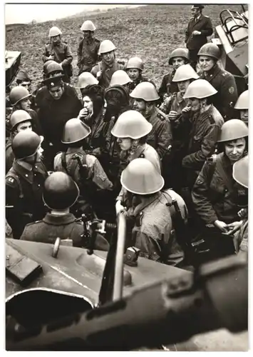 Fotografie unbekannter Fotograf und Ort, DDR NVA Soldaten und Sowjetische Rotarmisten bei einer Pause
