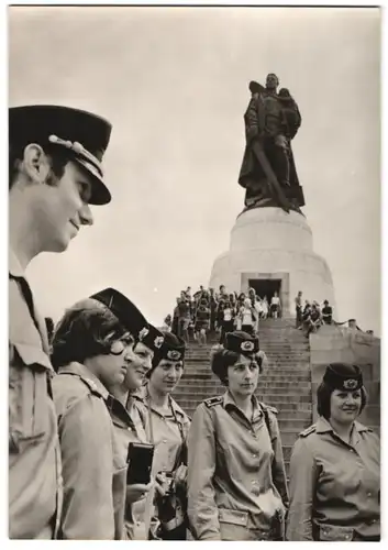 Fotografie unbekannter Fotograf, Ansicht Berlin-Treptow, Volkspolizistin am Sowjetisches Ehrenmal im Treptower Park