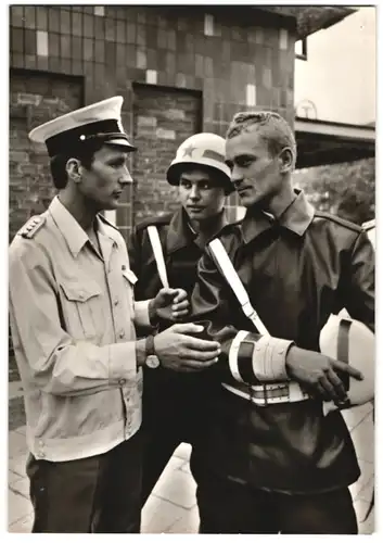 Fotografie unbekannter Fotograf und Ort, Volkspolizist und Grenzschützer in Uniform im Gespräch