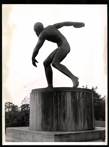 Fotografie Schirner, Berlin, Ansicht Berlin, Statue der Diskuswerfer im Sportforum des Reichssportfeld Berlin