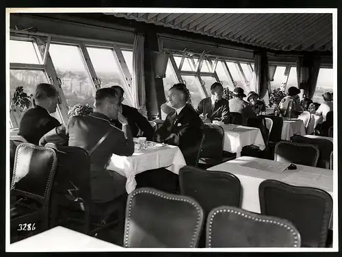 Fotografie unbekannter Fotograf, Ansicht Berlin-Charlottenburg, im Funkturmrestaurant mit Ausblick auf Charlottenburg