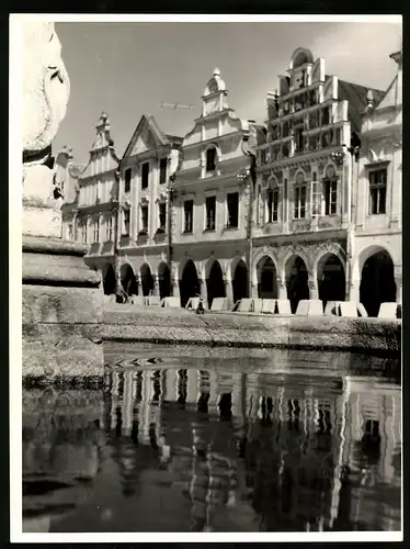 Fotografie unbekannter Fotograf, Ansicht Telc / Teltsch, Blick vom Marktbrunnen auf die Hausfasaden