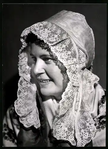 Fotografie Hilde Volker, Ansicht Altendorf / Stara Wies, oberschlesische Bauerntochter in Tracht mit alter Haube