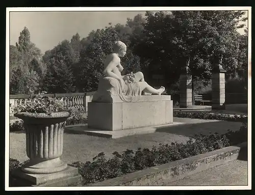 Fotografie unbekannter Fotograf, Ansicht Karlsruhe, Statue der Flora im Stadtgarten