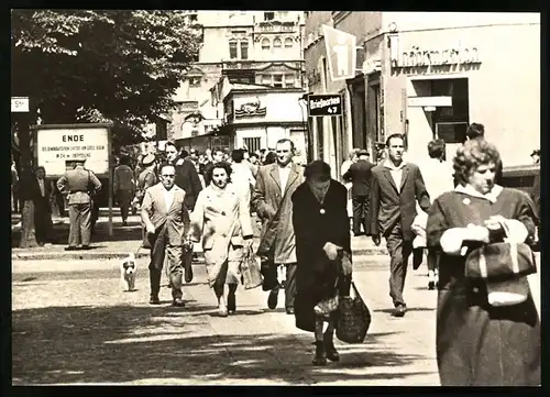 Fotografie unbekannter Fotograf, Ansicht Berlin-Mitte, offener Grenzübergang Brunnestrasse Ecke Schönholzer Strasse