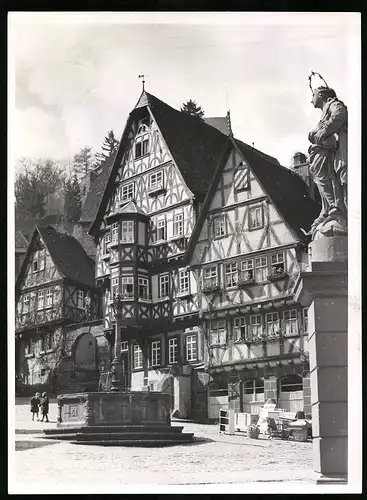 Fotografie unbekannter Fotograf, Ansicht Miltenberg am Main, Dorfbrunnen auf dem Marktplatz, aussortierter Hausrat