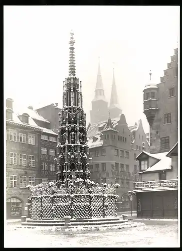 Fotografie unbekannter Fotograf, Ansicht Nürnberg, Blick auf den schönen Brunnen im verschneiten Winter