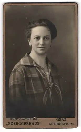 Fotografie Atelier Roseggerhaus, Graz, Annenstr. 23, Junge Dame mit zurückgebundenem Haar