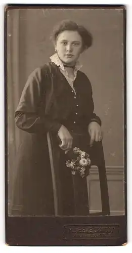 Fotografie H. Leske, Spandau, Schönhalderstr. 2, Junge Dame in hübscher Kleidung