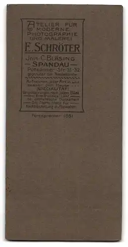 Fotografie E. Schröter, Spandau, Potsdamer-Str. 31-32, Halbwüchsiger Knabe im Anzug mit Fliege